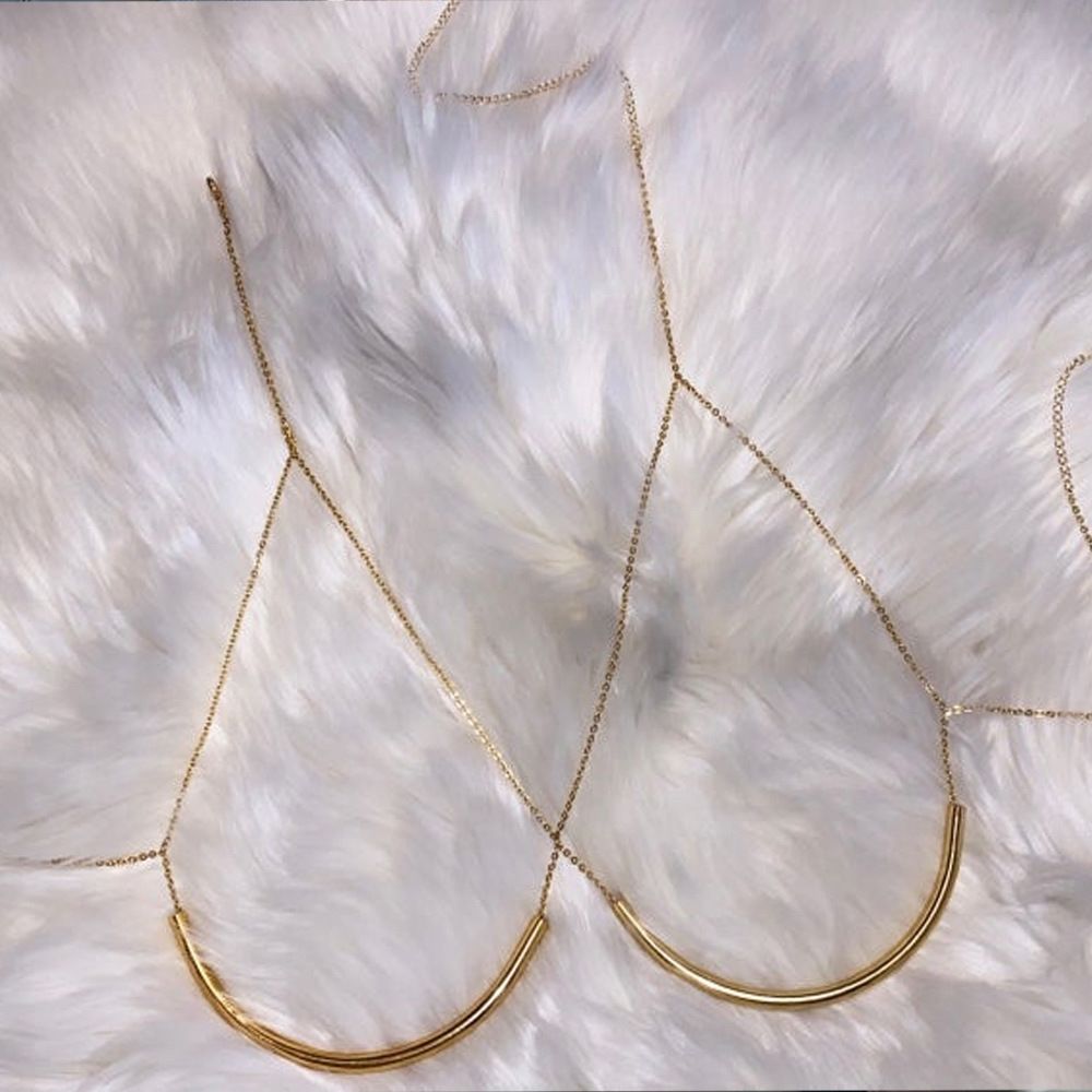 Luxurious metallic fashion chain with sparkling diamonds, sexy crisscross body chain with sparkling accents, body chain